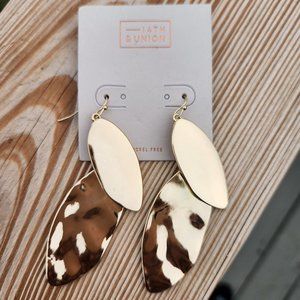 Shiny gold dangley leaf earrings.